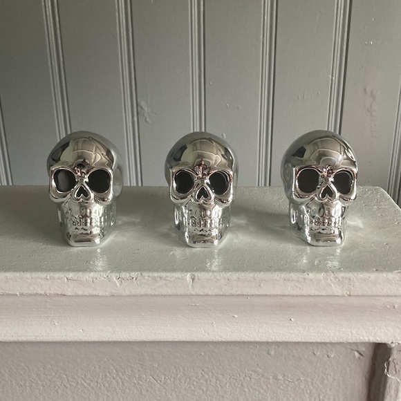 NWT Set of 3 Ceramic- Silver Pearl Finish Halloween Skull 💀 Decorations - Picture 17 of 17